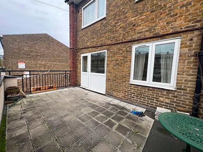 3 Bedroom Flat For Sale In Salmon Lane, London, E14