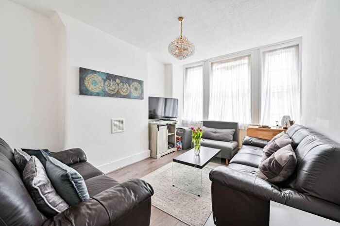 2 Bedroom Flat For Sale In Elliotts Row, Kennington, London, SE11