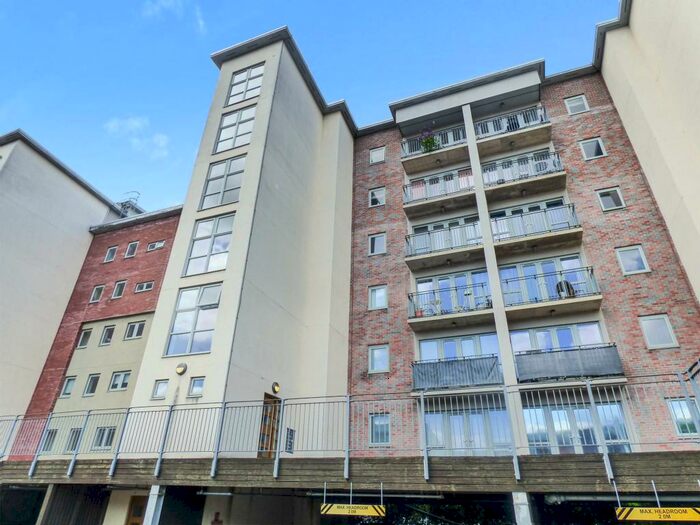 2 Bedroom Flat To Rent In North West Side, The Staithes, Gateshead, Tyne And Wear, NE8