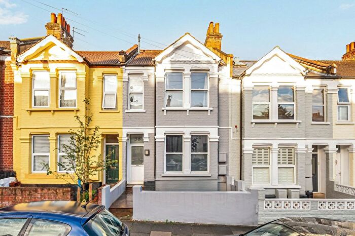 3 Bedroom Flat To Rent In Berrymead Gardens, Springfield Park, W3