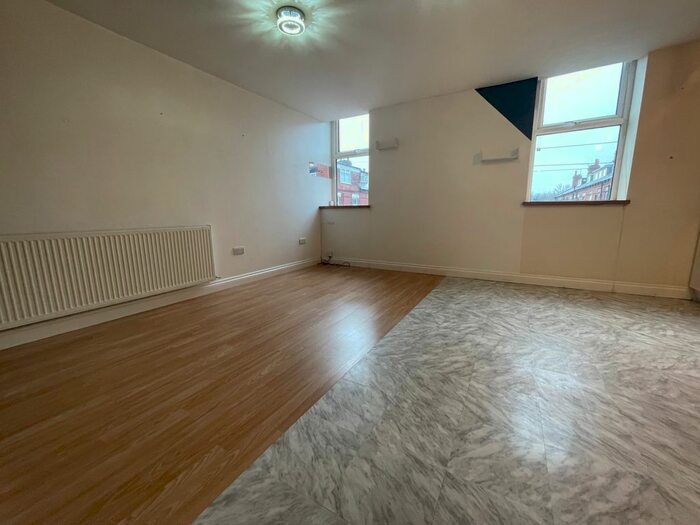 2 Bedroom Flat To Rent In Armley Lodge Road, Armley, Leeds, LS12