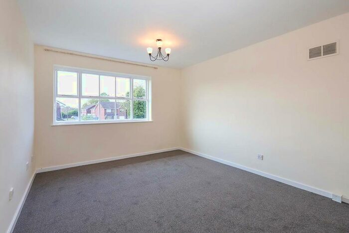 2 Bedroom Maisonette For Sale In Gainsborough Drive, Perton Wolverhampton, West Midlands, WV6
