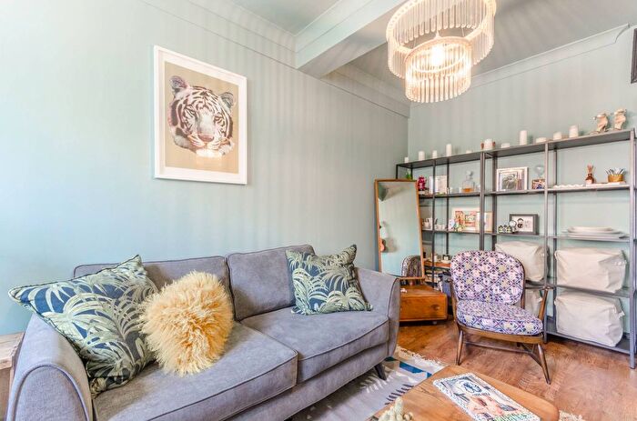 2 Bedroom Flat For Sale In Hoe Street, Walthamstow, London, E17