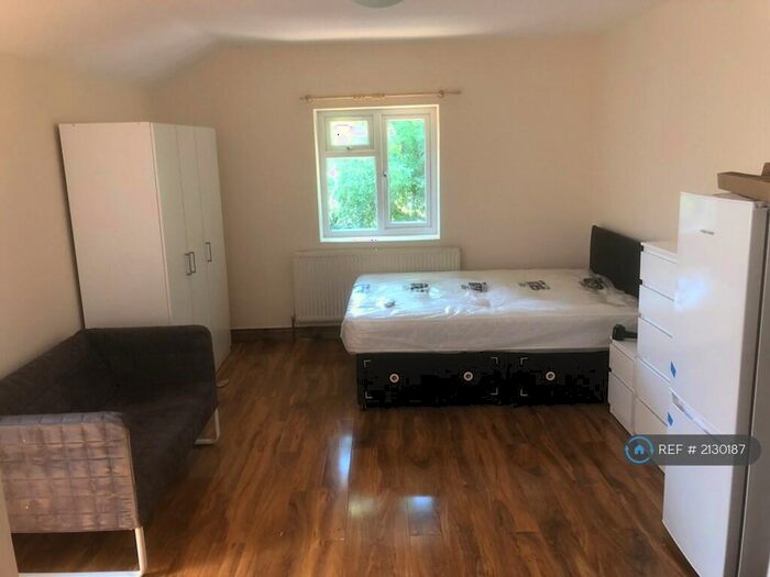 Studio To Rent In Brentmead Place, London, NW11