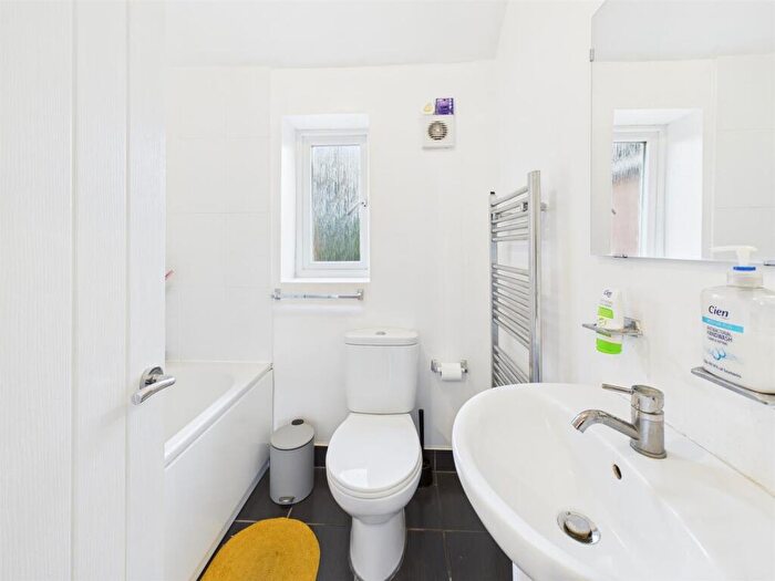 2 Bedroom Terraced House For Sale In Royal Avenue, Calcot, RG31