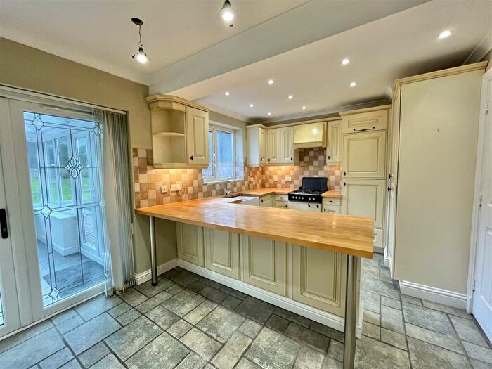 3 Bedroom Detached House For Sale In Carr Bank, Glossop, SK13