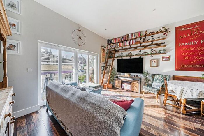 2 Bedroom Flat For Sale In Sumner Road, Peckham, London, SE15