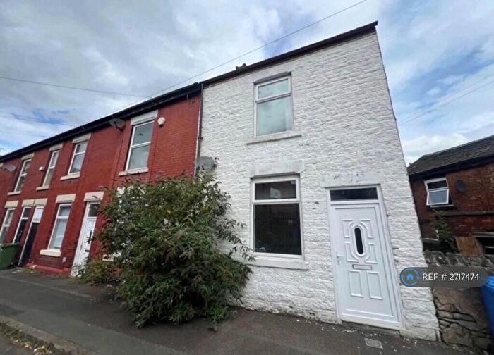 3 Bedroom Flat To Rent In Meadow Street, Hyde, SK14