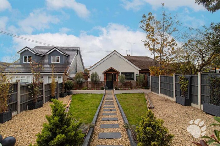 3 Bedroom Semi-Detached Bungalow For Sale In London Road, Wickford, SS12
