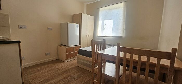 Studio To Rent In Elmcroft Crescent, London, NW11