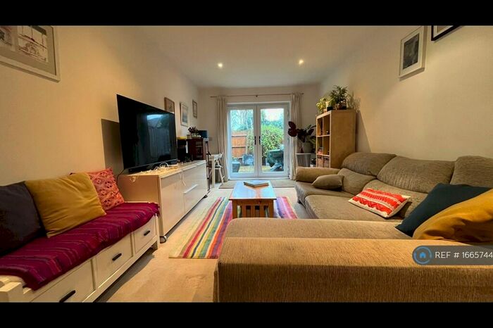 2 Bedroom Flat To Rent In Walton Road, East Molesey, KT8