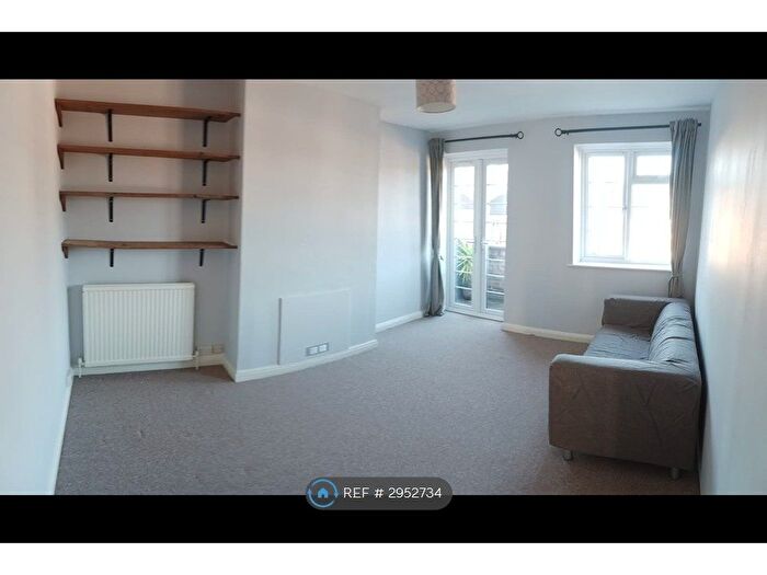 3 Bedroom Flat To Rent In Limes Gardens, London, SW18