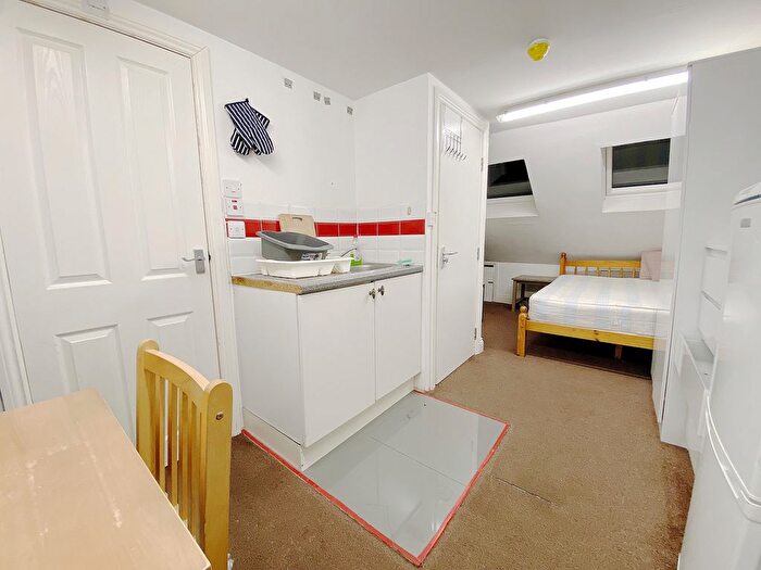 Studio To Rent In Kings Avenue, Hounslow, TW3