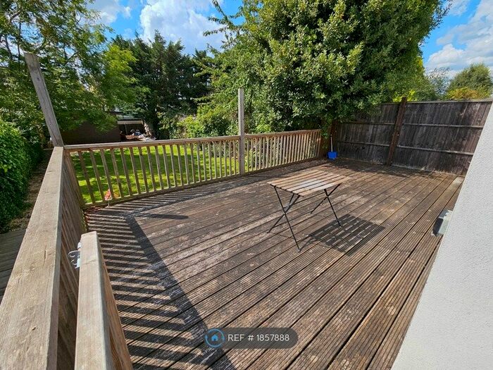 3 Bedroom Flat To Rent In Hodford Road, London, NW11