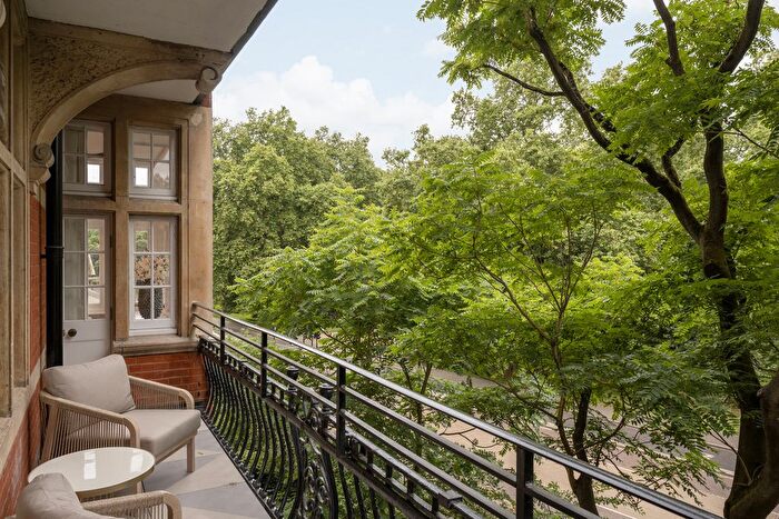 3 Bedroom Flat To Rent In Knightsbridge, London, SW1X