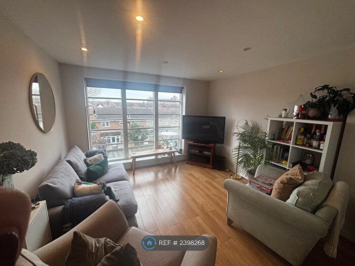 2 Bedroom Flat To Rent In Mayfield House, London, SW17