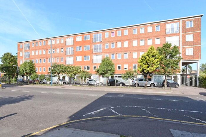 2 Bedroom Flat To Rent In High Street, Potters Bar, EN6