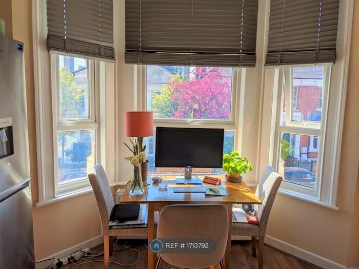 2 Bedroom Flat To Rent In Deronda Road, London, SE24