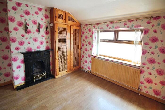 3 Bedroom End Of Terrace House For Sale In Crescent Avenue, Rothwell, Leeds, LS26