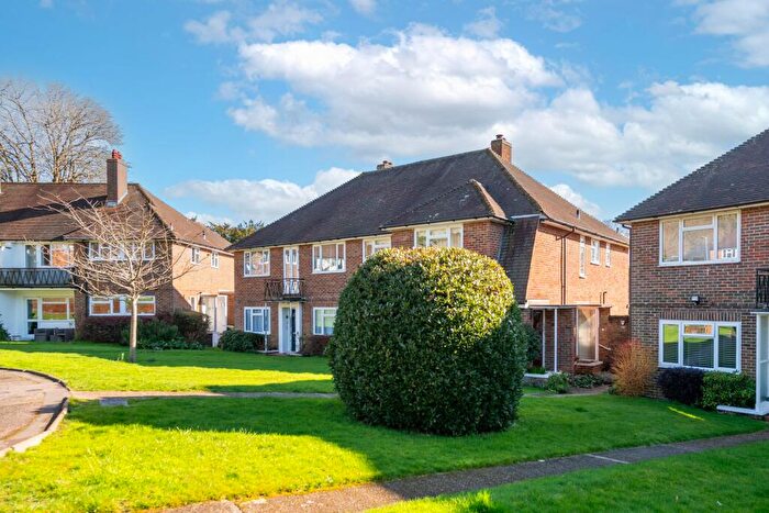 2 Bedroom Flat For Sale In Merrywood Park, Reigate, RH2