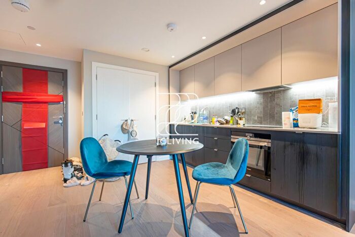 Studio To Rent In Gasholder Place, London, SE11