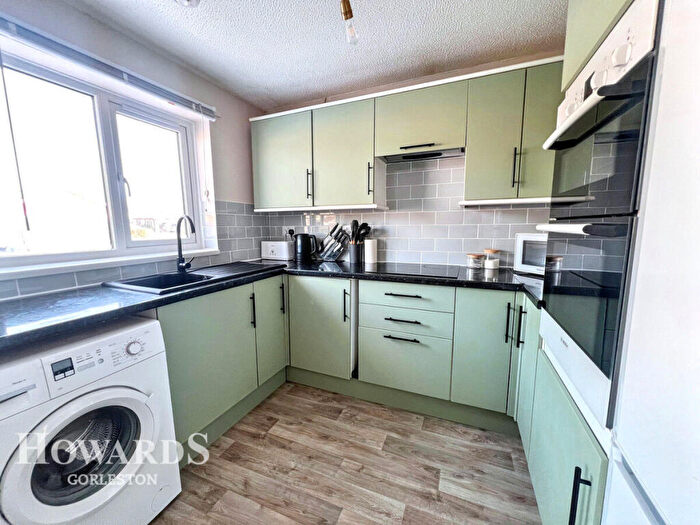 2 Bedroom Semi-Detached Bungalow For Sale In Silver Gardens, Belton, NR31
