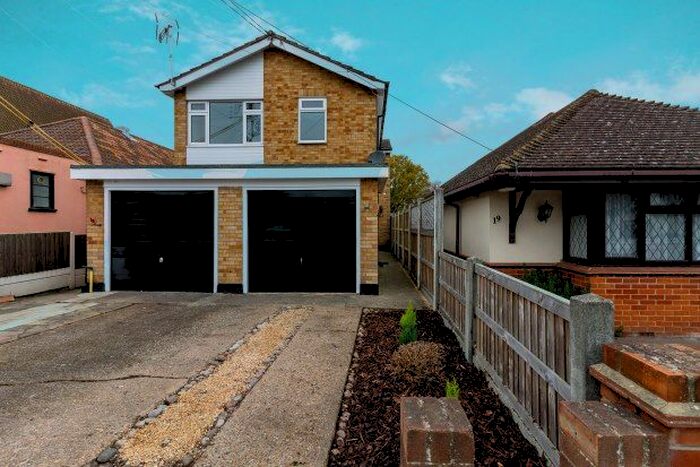 2 Bedroom Flat To Rent In Woodfield Road, Benfleet, SS7