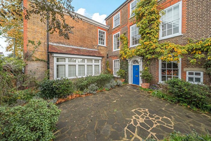 1 Bedroom Flat For Sale In French Street, Sunbury-On-Thames, TW16