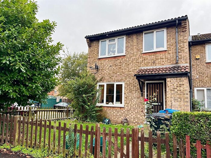 2 Bedroom End Of Terrace House To Rent In Hogarth Crescent, Colliers Wood, London, SW19