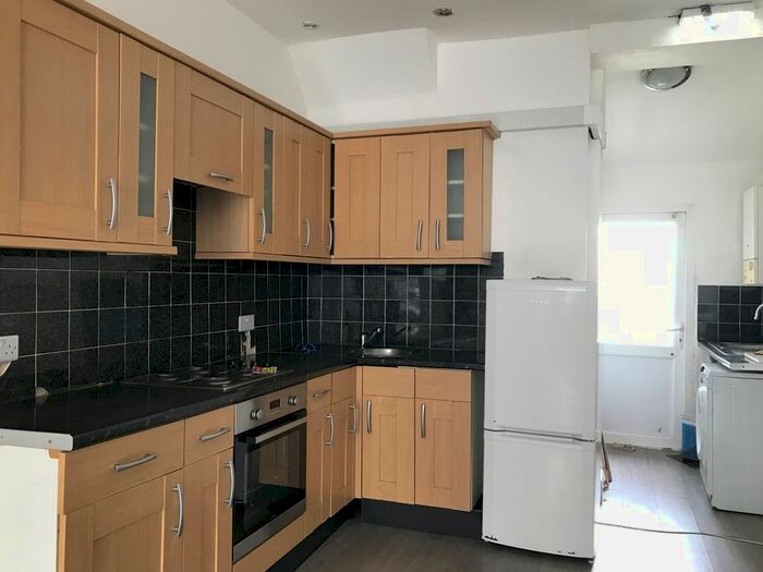 1 Bedroom Flat To Rent In Corporation Road, Grangetown, Cardiff, CF11