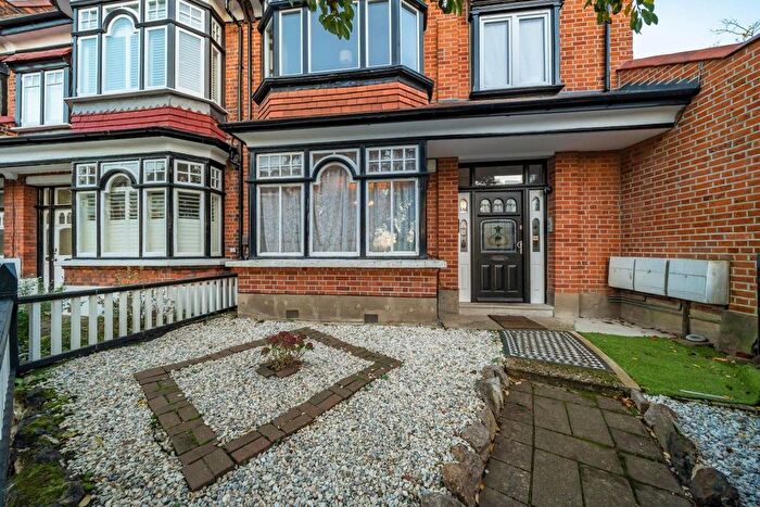 3 Bedroom Flat For Sale In Highlands Avenue, Acton, London, W3