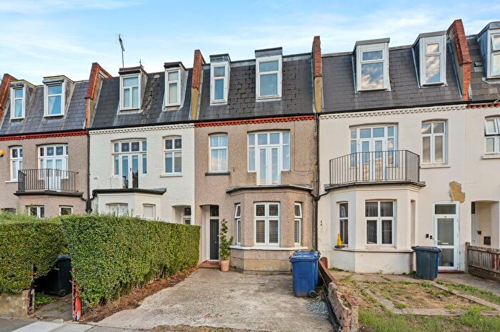 2 Bedroom Flat For Sale In Cherington Road, Hanwell, W7