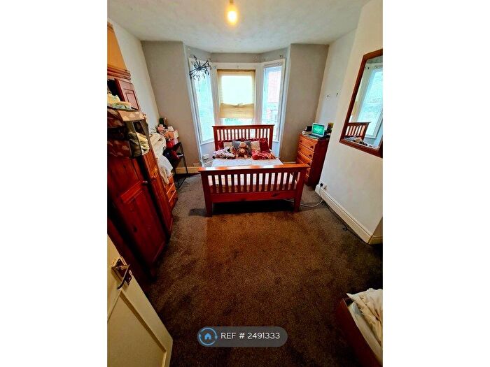 2 Bedroom Flat To Rent In Grovelands Road, Reading, RG30