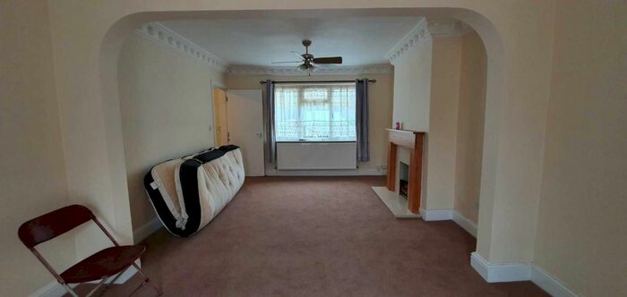 5 Bedroom Semi-Detached House To Rent In Hermon Grove, Hayes UB3