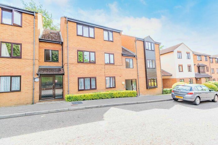 1 Bedroom Flat To Rent In Knaves Hollow, Wooburn Moor, High Wycombe, HP10