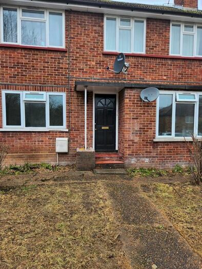 2 Bedroom Flat To Rent In Fairmead Crescent, Edgware, HA8