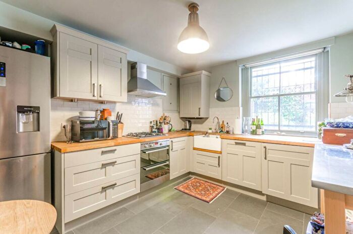 1 Bedroom Maisonette For Sale In Elmore Street, Islington, London, N1