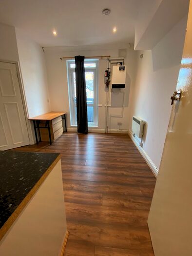 1 Bedroom Flat To Rent In St Johns Road, Isleworth, TW7