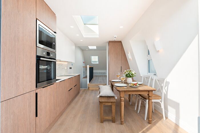 2 Bedroom Flat For Sale In Willow Vale, London, W12