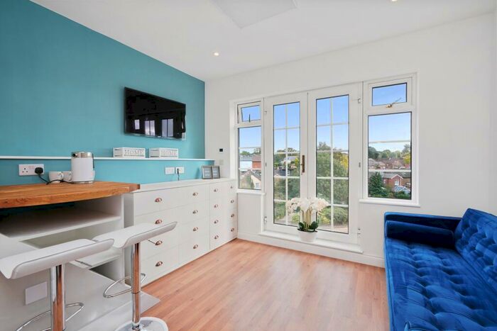 2 Bedroom Flat To Rent In High Street, Weybridge, KT13