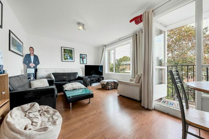 3 Bedroom Flat To Rent In Solon New Road Estate, London, SW4