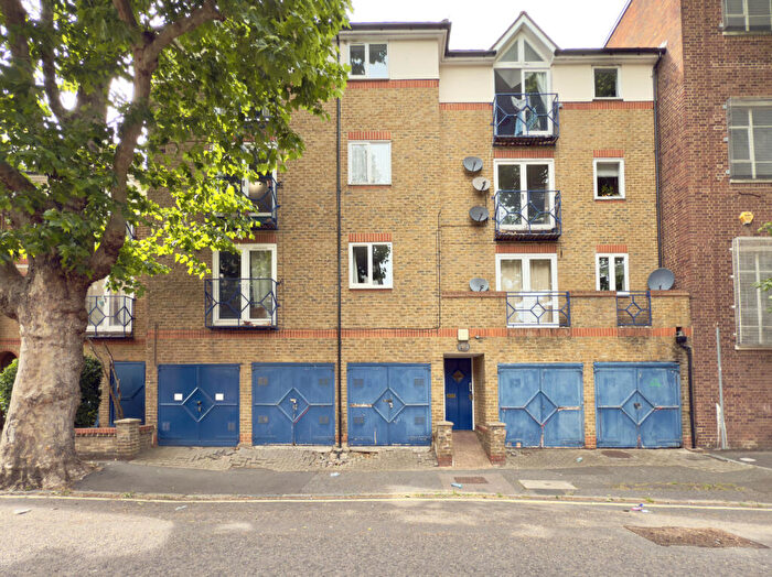 1 Bedroom Apartment For Sale In Limetree House, Croft Street, London, SE8