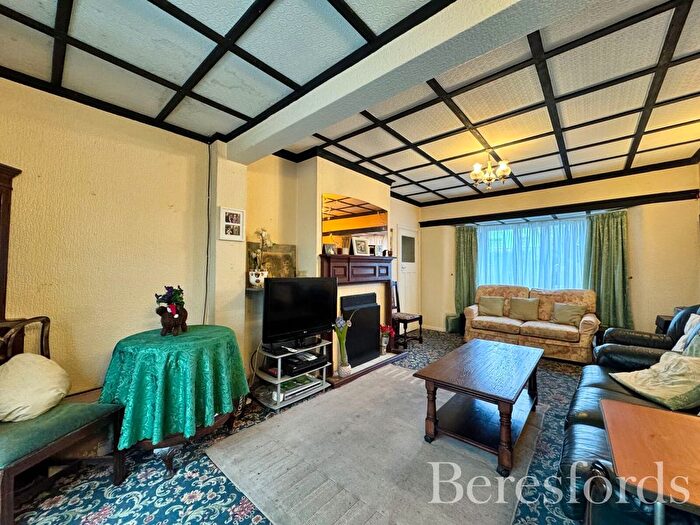 2 Bedroom Bungalow For Sale In Haynes Road, Hornchurch, RM11