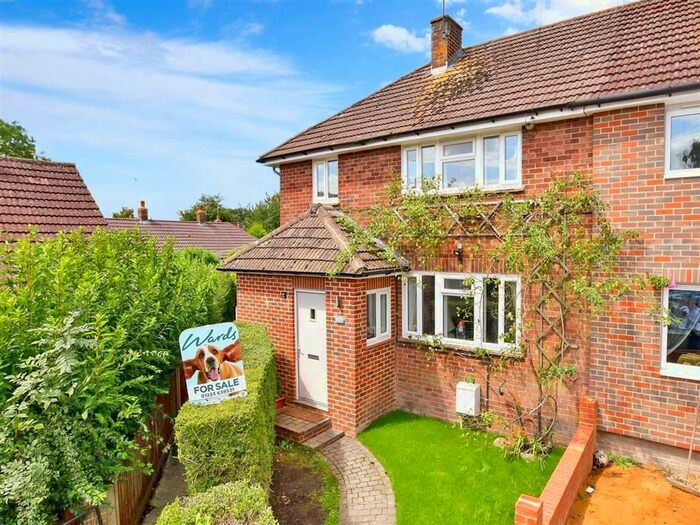 3 Bedroom Semi-Detached House For Sale In Sackville Close, Hothfield, Kent, TN26