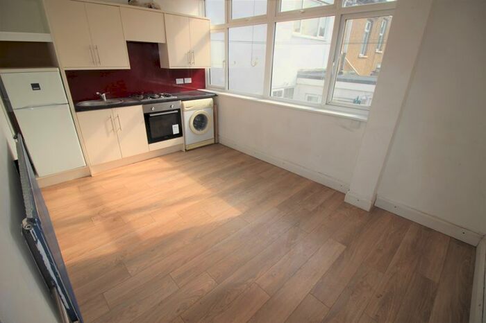 1 Bedroom Flat To Rent In Spacious Bed Flat To Rent, Commercial Road, Town Centre, SN1