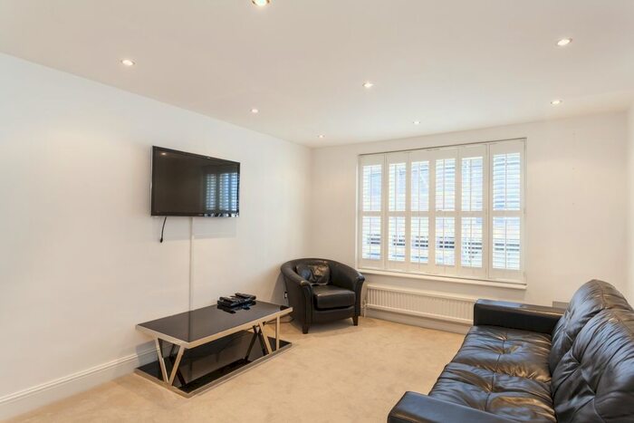 2 Bedroom Flat To Rent In Vicarage Gate, London, W8