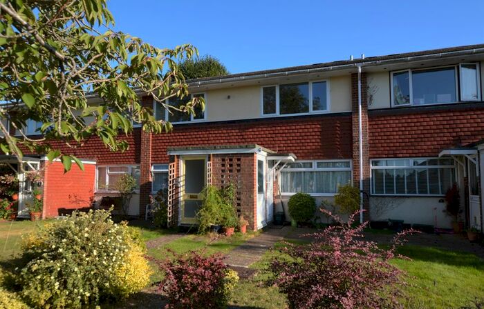 2 Bedroom Maisonette To Rent In Moat Court, Ashtead, KT21