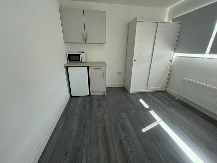 1 Bedroom Studio To Rent In Parkwood Road, Isleworth, TW7