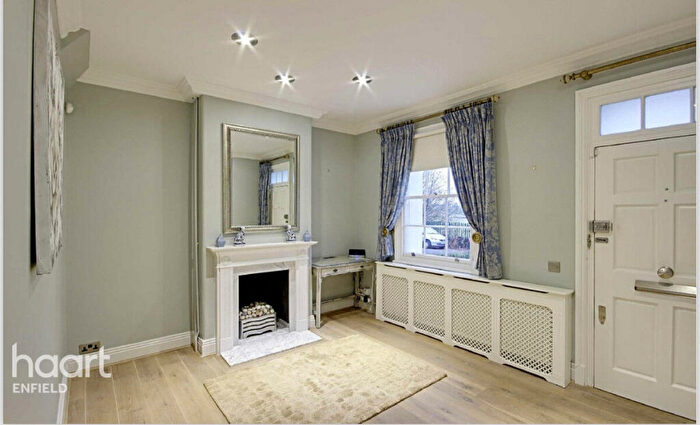 4 Bedroom Cottage To Rent In Wagon Road, Barnet, EN4