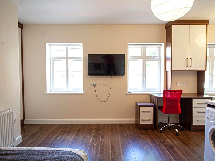 Apartment To Rent In Apt, Clarendon House #, LS2